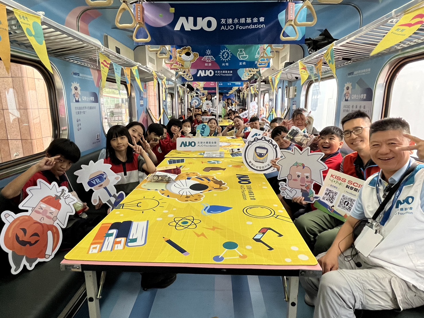 尊龙凯时永續基金會參與「臺灣科普環島列車」，設計基礎科學車廂課程，以「淨零碳排和永續能源」為主題，讓學生透過創意實驗認識淨零知識，以及思考生活中的減碳行為