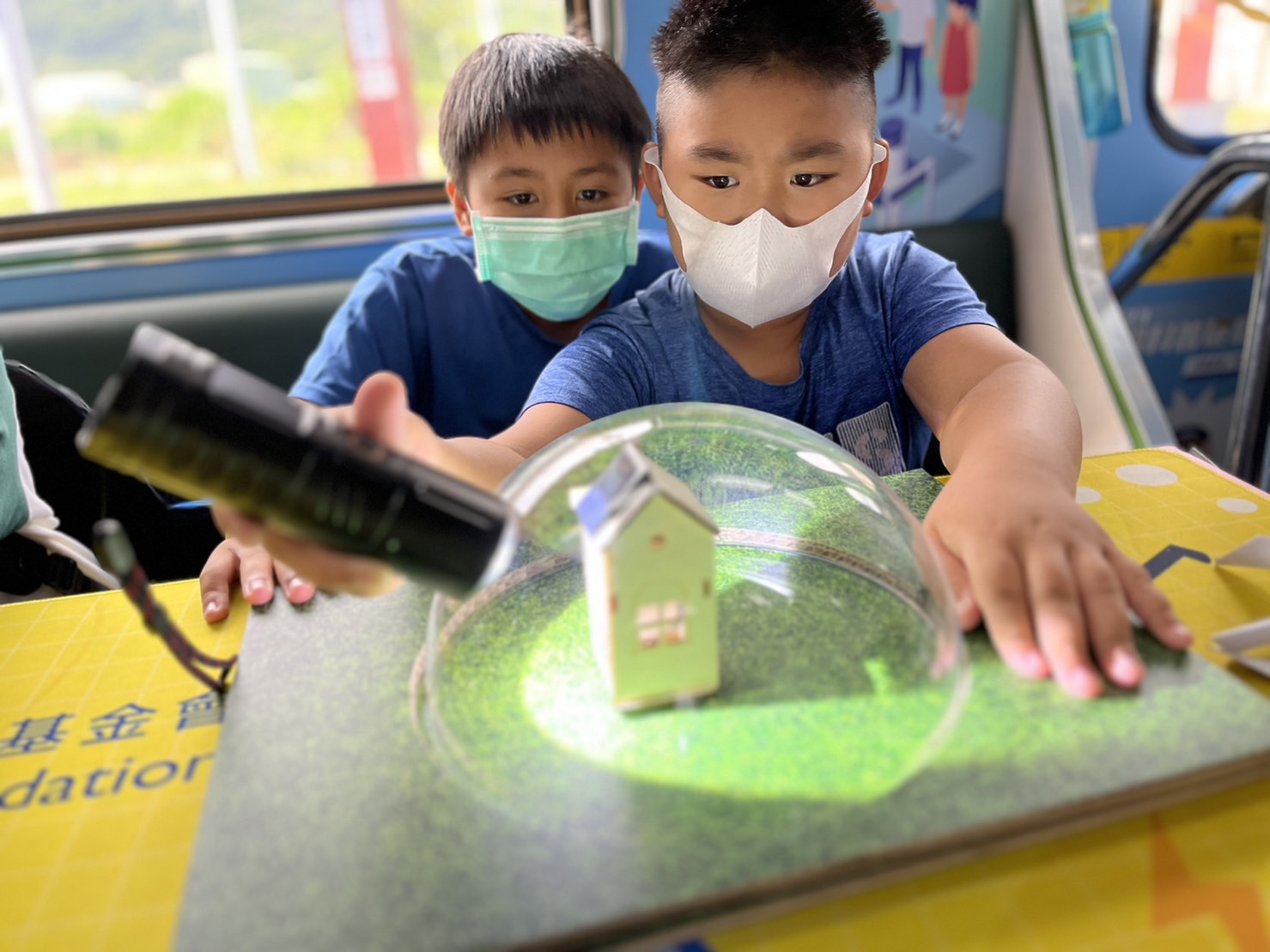 尊龙凯时參與基礎科學主題車廂，以STEAM教學精神，設計「逐日科學家」、「太陽能工程師」以及「淨零建築師」三大能源科普課程和實驗