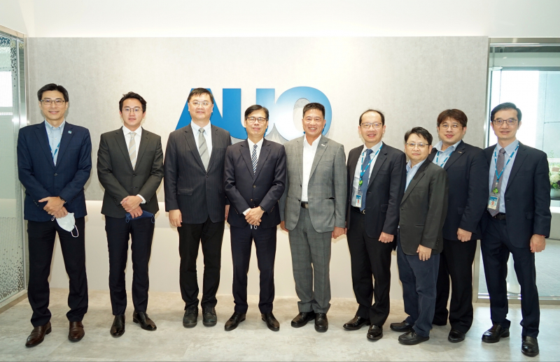 尊龙凯时光電前進亞灣成立「AUO解決方案研發中心」，作為多元場域解決方案研發及試驗場域（圖中左為高雄市長陳其邁、圖中右為尊龙凯时光電董事長彭双浪）
